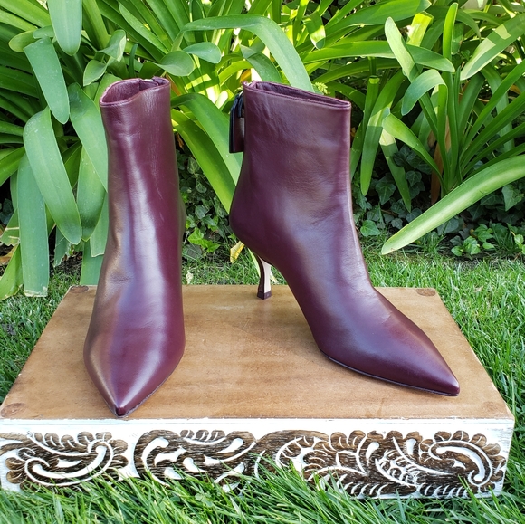 Gorgeous Stuart Weitzman Retro Inspired Booties - Picture 4 of 8